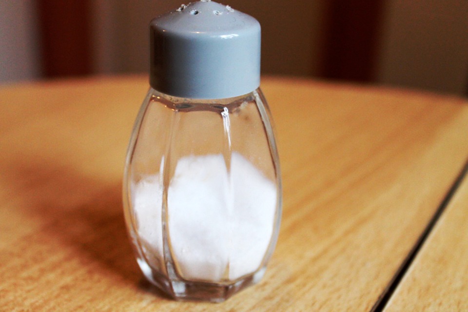 Limpiar manchas de aceite con sal